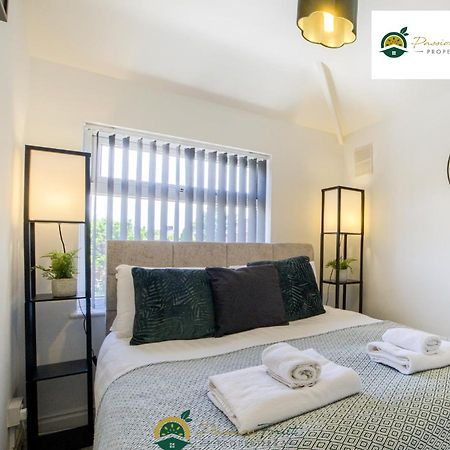 3 Bedroom Coventry House By Passionfruitproperties With Free Wi-Fi, Large Garden And Driveway - 52Nrc エクステリア 写真